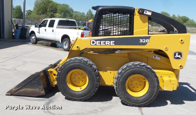 image for item DD9356 2007 John Deere 328 skid steer