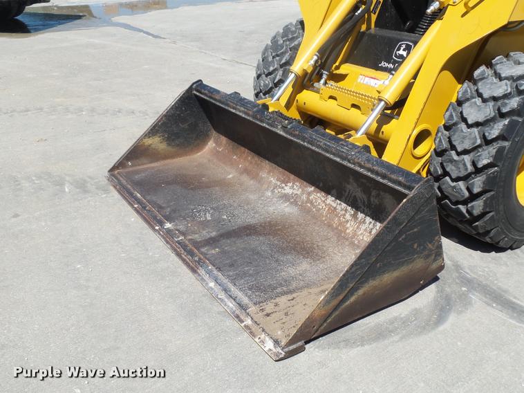 image for item DD9356 2007 John Deere 328 skid steer