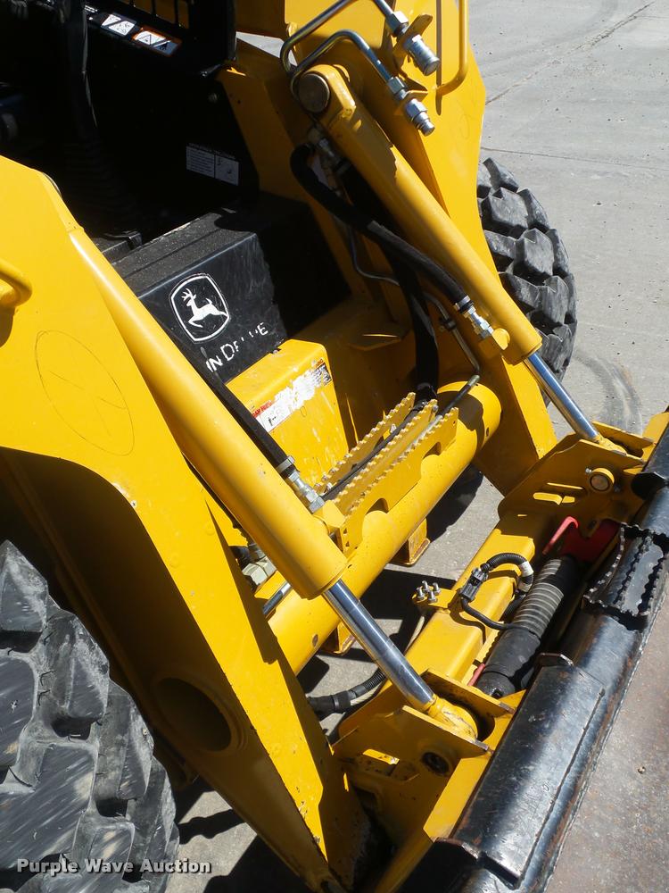 image for item DD9356 2007 John Deere 328 skid steer
