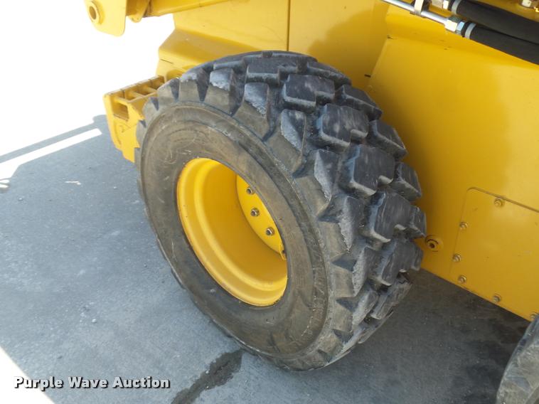 image for item DD9356 2007 John Deere 328 skid steer