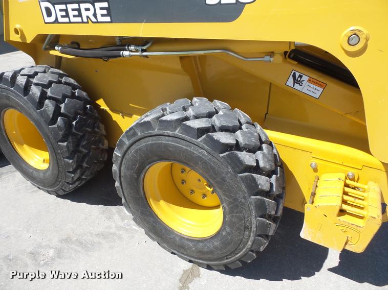 image for item DD9356 2007 John Deere 328 skid steer