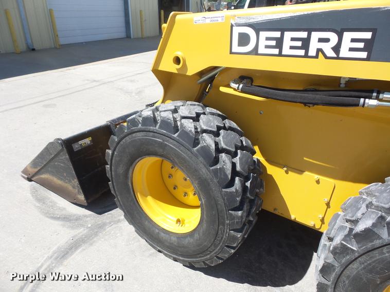 image for item DD9356 2007 John Deere 328 skid steer