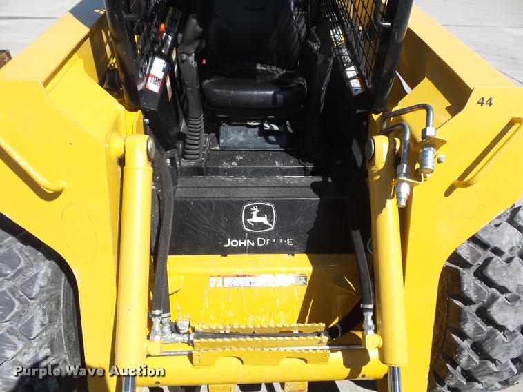 image for item DD9356 2007 John Deere 328 skid steer