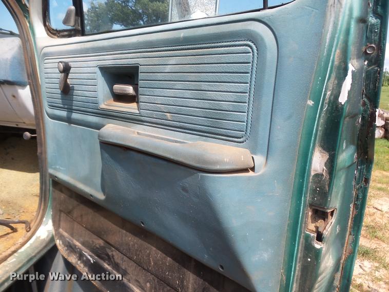 image for item DE9597 1977 GMC 6500 dump truck