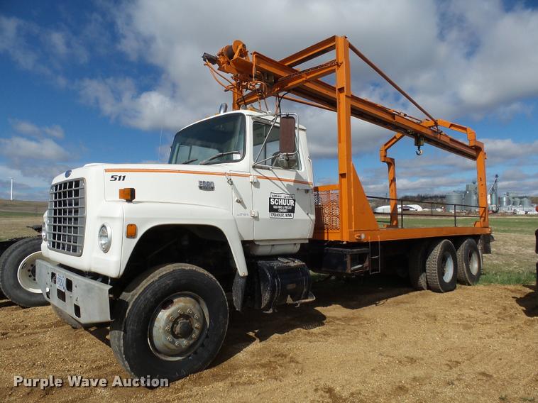 image for item DH9590 1984 Ford LT9000 flatbed truck with crane