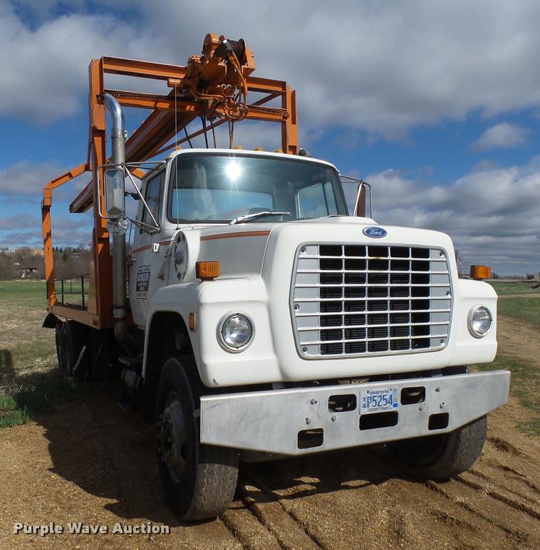 image for item DH9590 1984 Ford LT9000 flatbed truck with crane