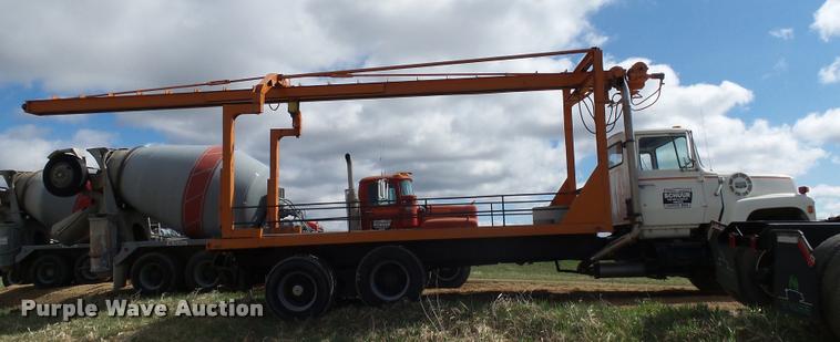 image for item DH9590 1984 Ford LT9000 flatbed truck with crane
