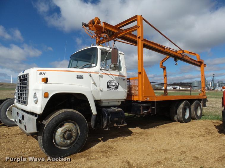 image for item DH9590 1984 Ford LT9000 flatbed truck with crane