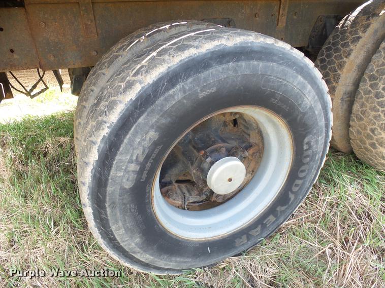 image for item DH9590 1984 Ford LT9000 flatbed truck with crane