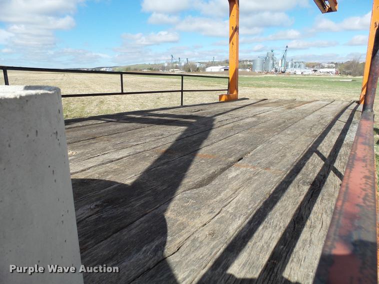 image for item DH9590 1984 Ford LT9000 flatbed truck with crane