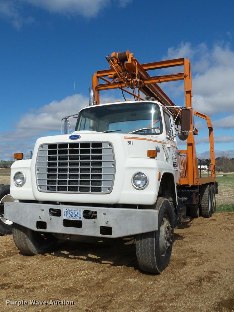 image for item DH9590 1984 Ford LT9000 flatbed truck with crane