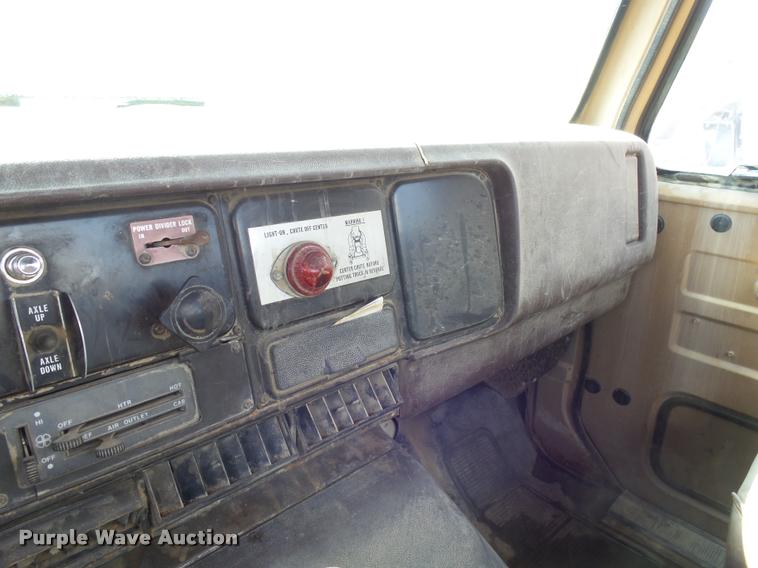 image for item DH9593 1987 International F2574 ready mix truck