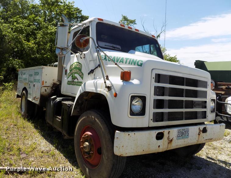 image for item DP9482 1989 International 2375 service truck