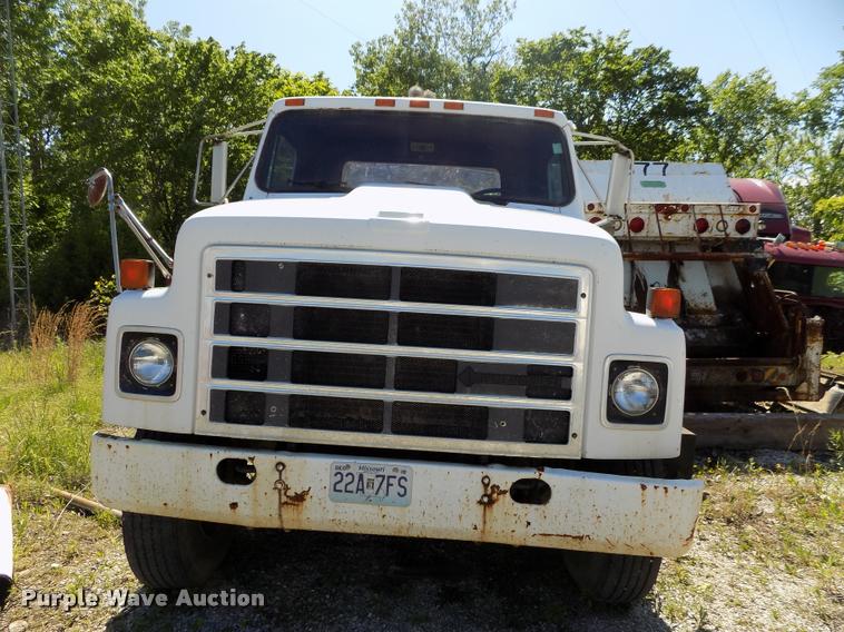 image for item DP9482 1989 International 2375 service truck