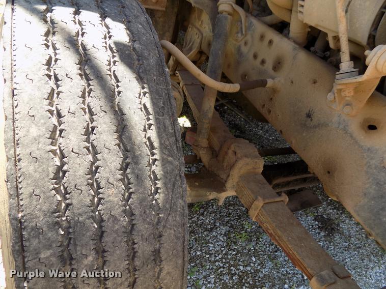 image for item DP9482 1989 International 2375 service truck