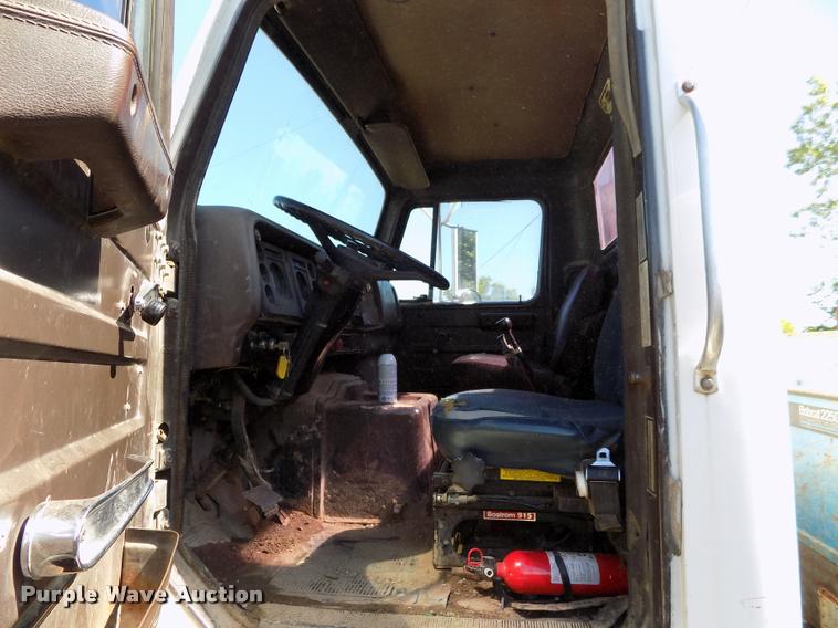 image for item DP9482 1989 International 2375 service truck