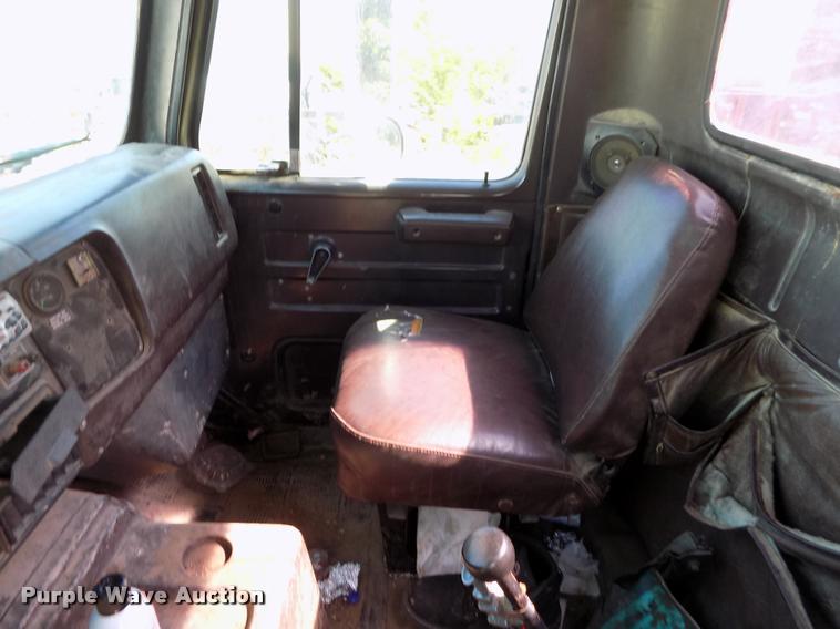 image for item DP9482 1989 International 2375 service truck