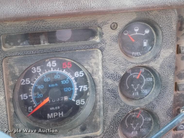 image for item DP9482 1989 International 2375 service truck