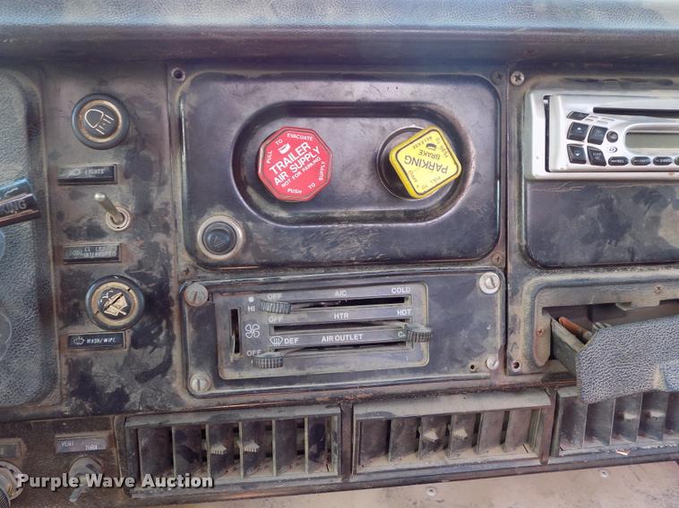 image for item DP9482 1989 International 2375 service truck