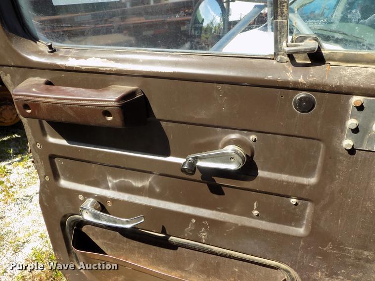 image for item DP9482 1989 International 2375 service truck