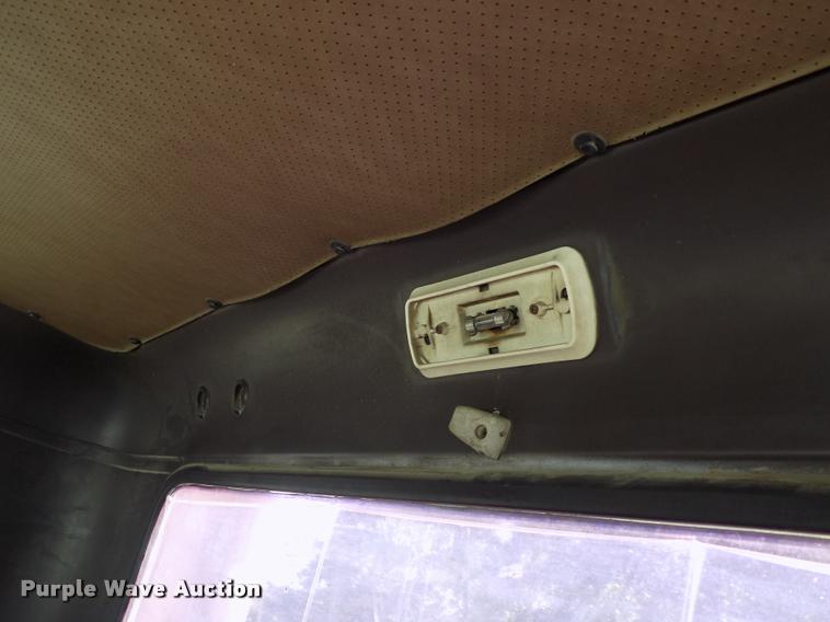 image for item DP9482 1989 International 2375 service truck