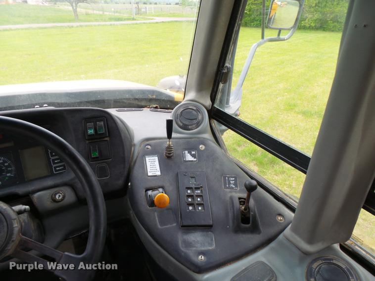 image for item K1898 2005 John Deere 400D haul truck