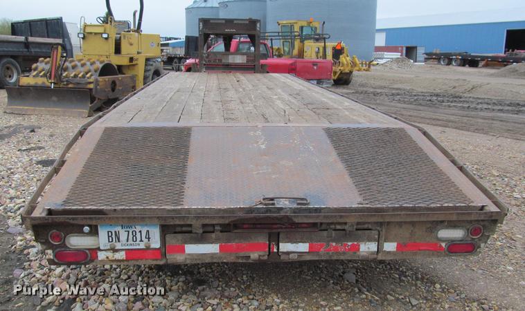 image for item K4775 1999 Hillsboro 326-TD-BT equipment trailer