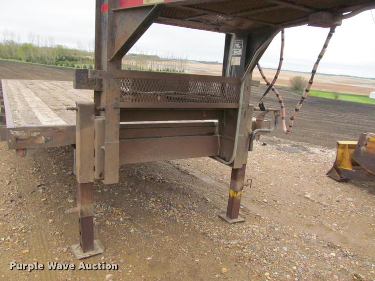 image for item K4775 1999 Hillsboro 326-TD-BT equipment trailer