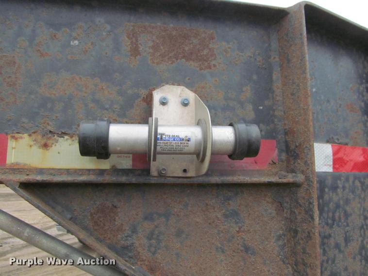 image for item K4775 1999 Hillsboro 326-TD-BT equipment trailer