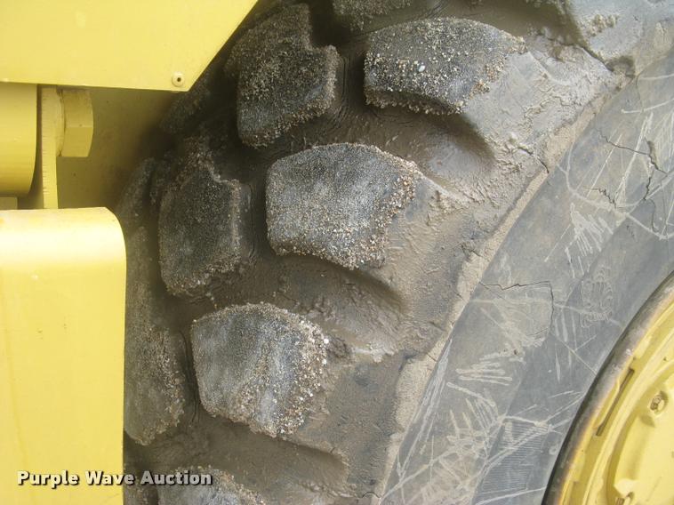 image for item L2358 2000 Caterpillar 615C Series II elevating scaper