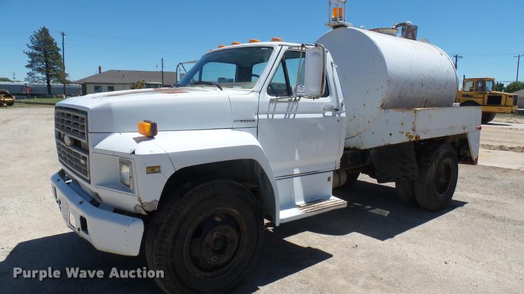 image for item L2363 1989 Ford F600 tank truck