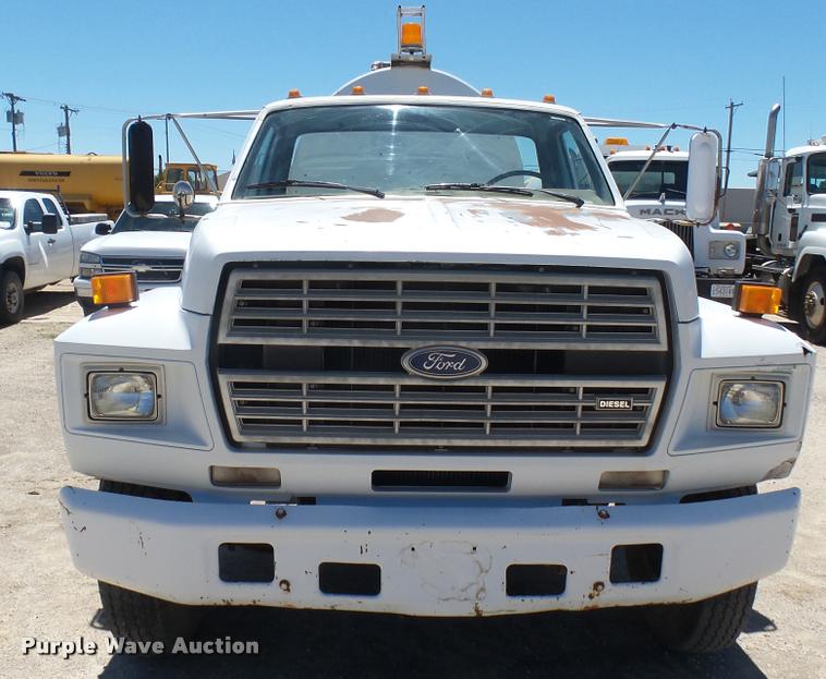 image for item L2363 1989 Ford F600 tank truck