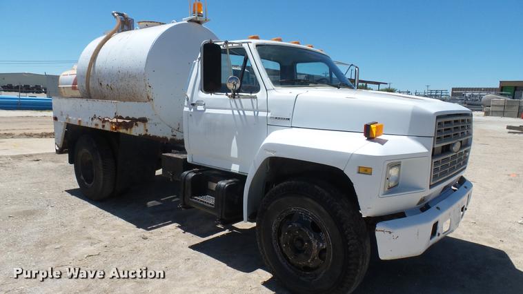 image for item L2363 1989 Ford F600 tank truck