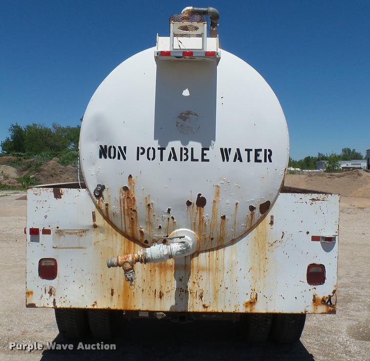 image for item L2363 1989 Ford F600 tank truck
