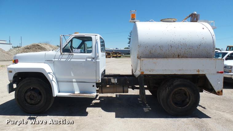 image for item L2363 1989 Ford F600 tank truck