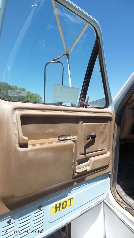 image for item L2363 1989 Ford F600 tank truck
