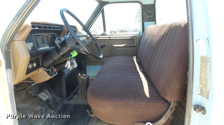 image for item L2363 1989 Ford F600 tank truck