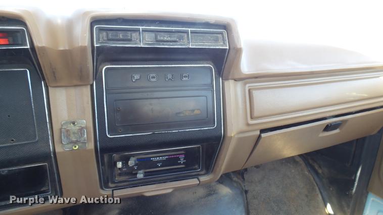 image for item L2363 1989 Ford F600 tank truck