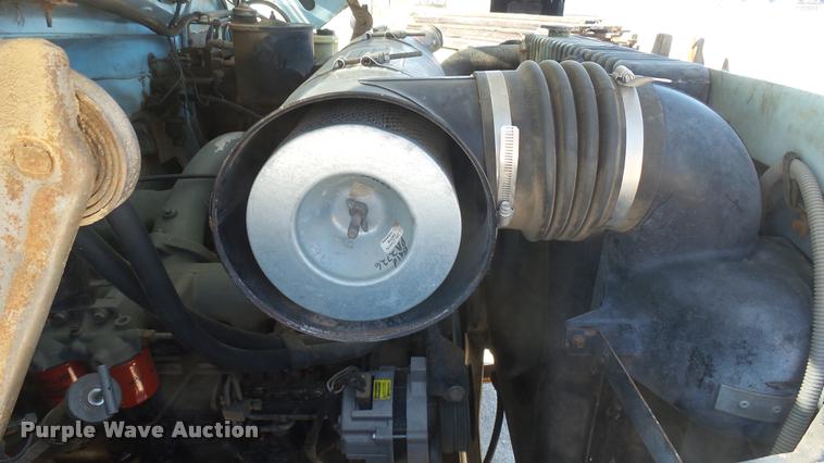 image for item L2363 1989 Ford F600 tank truck