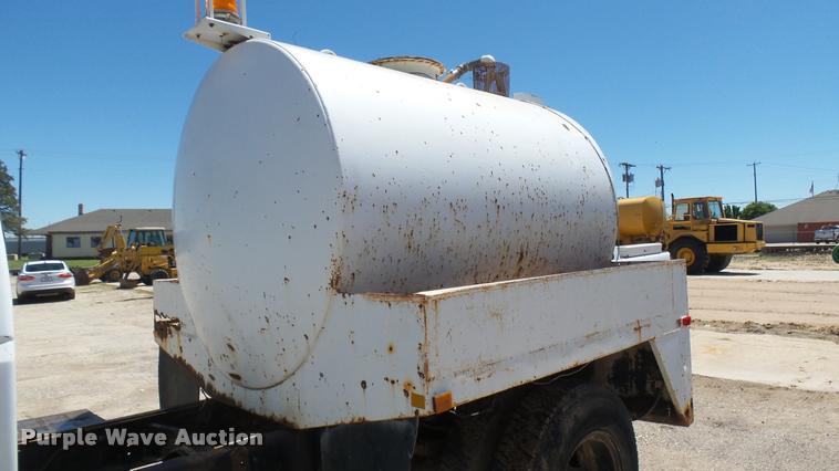 image for item L2363 1989 Ford F600 tank truck