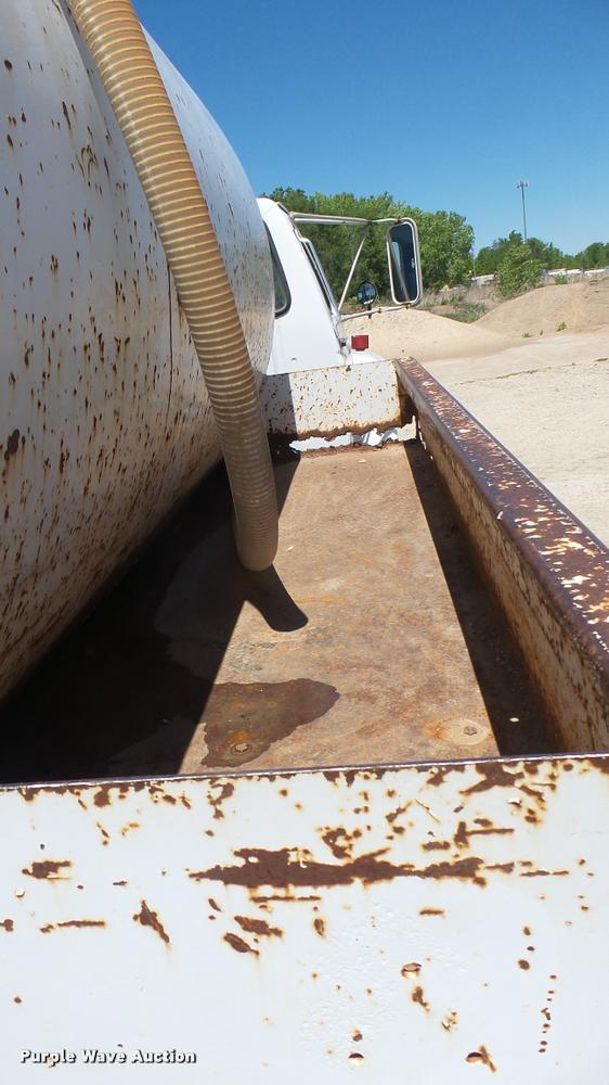 image for item L2363 1989 Ford F600 tank truck