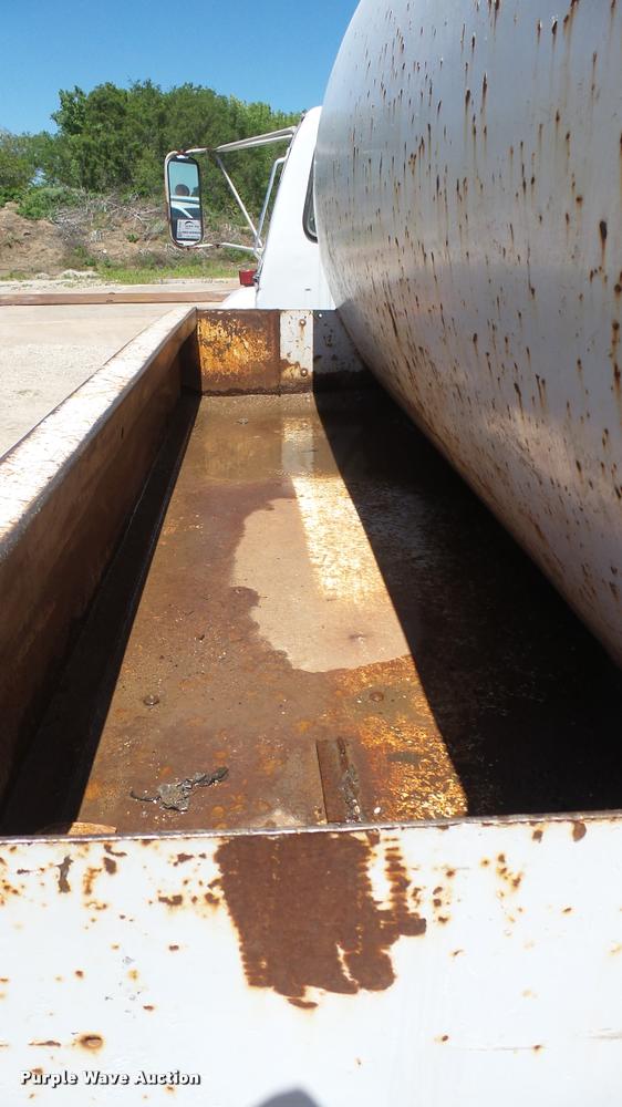 image for item L2363 1989 Ford F600 tank truck