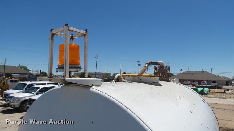 image for item L2363 1989 Ford F600 tank truck