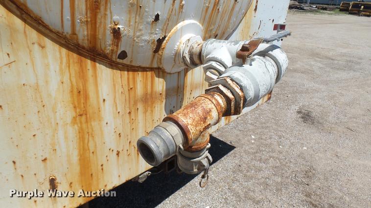 image for item L2363 1989 Ford F600 tank truck