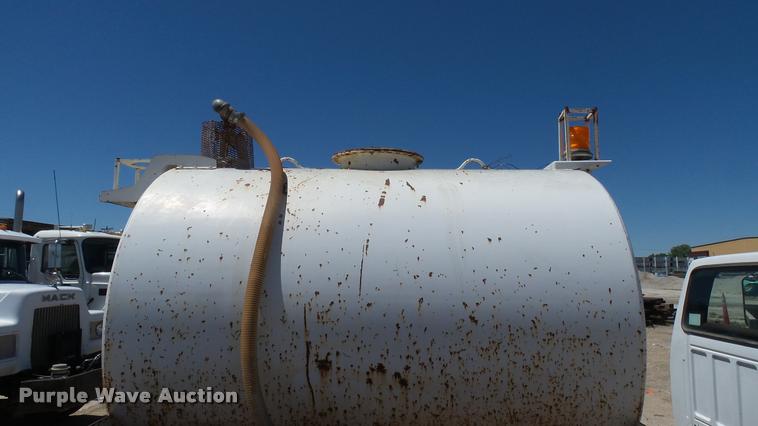 image for item L2363 1989 Ford F600 tank truck