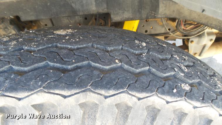 image for item L2363 1989 Ford F600 tank truck