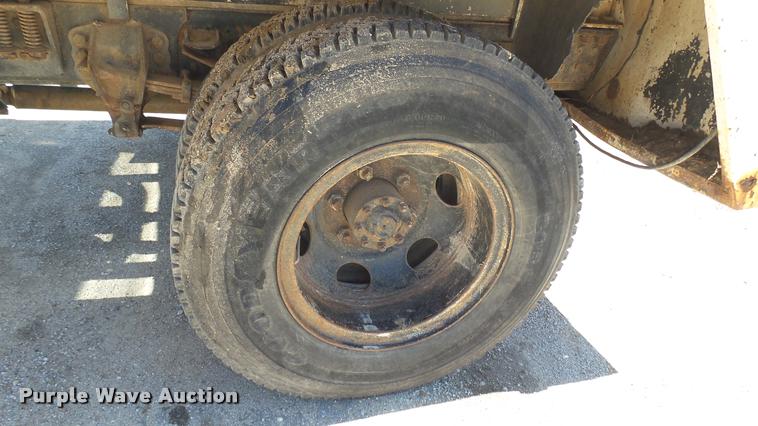 image for item L2363 1989 Ford F600 tank truck