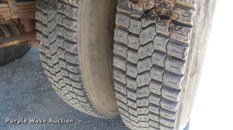 image for item L2363 1989 Ford F600 tank truck