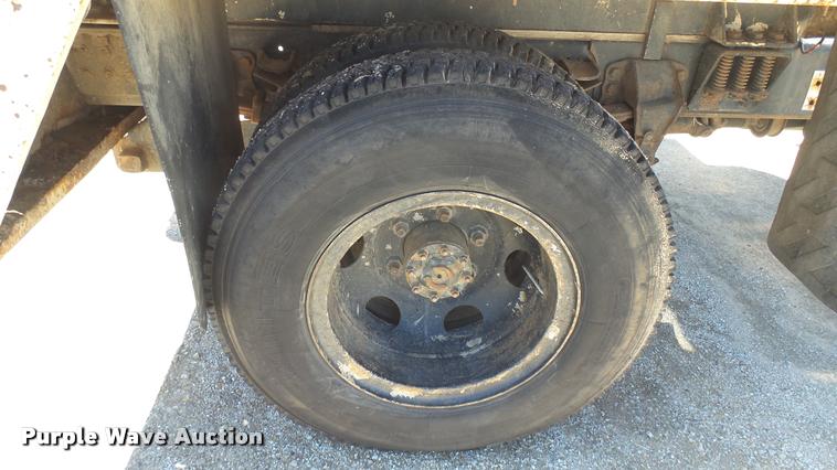 image for item L2363 1989 Ford F600 tank truck