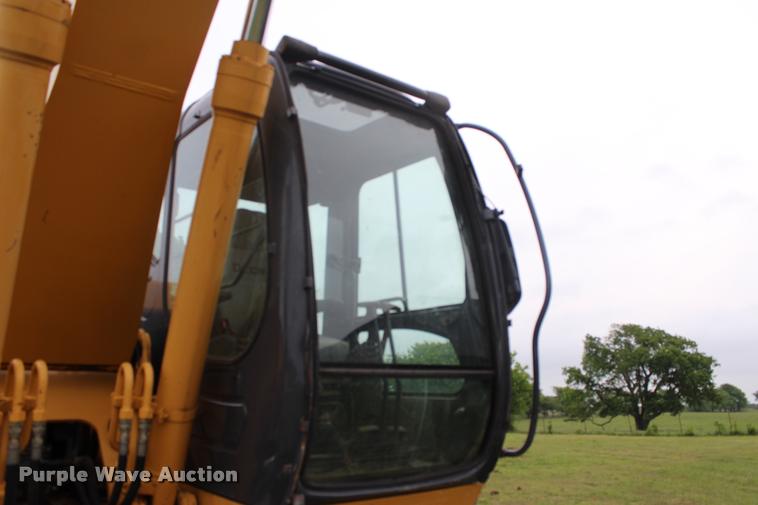 image for item L4996 2005 John Deere 200C LC excavator